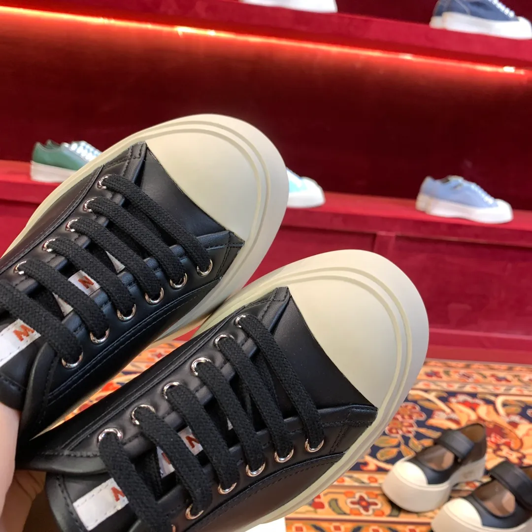 👟👟Ex-factory price 480👟👟 Marni Marni large-toe thick-soled Mary Jane shoes Marni is an independent designer brand from Italy. It has quickly become another big dark horse in the international fashion industry. Zhao Lusi and Song Zuer have the same Velcro large-toe shoes. It took 2 and a half months to purchase 5 pairs of originals, cut them open, open the bottom mold, decide on the materials, and tried again and again, and changed again and again. At present, the material, shape, lines, and outsole are almost the same as the original ones. Even the smell of cowhide is the same, so our shoes never put fragrance in them. The original cowhide smell is unique. 🐂Fabric: imported Bengal cowhide, matte and textured 🐂Inner: semi-matte cowhide, zero color difference 🐂Outsole: Original molded TU👟👟Ex-factory price➕👟👟Ex-factory price U foam 🪄Number of codes: 35 36 37 38 39 40